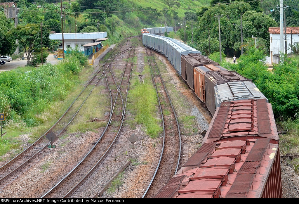 Vagões graneleiros de um trem com prefixo J